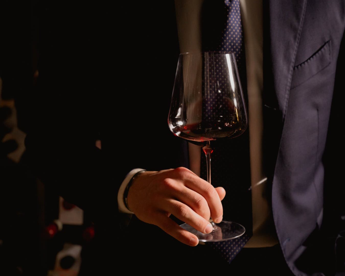 Un calice di vino servito nella sala de LA TROTA DAL '63